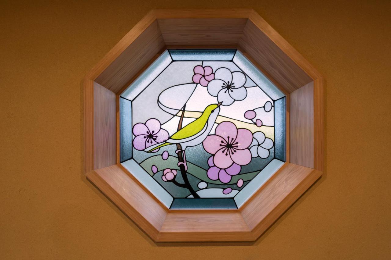 Kyoto Umekoji Kadensho Quioto Exterior foto A stained glass window in a home